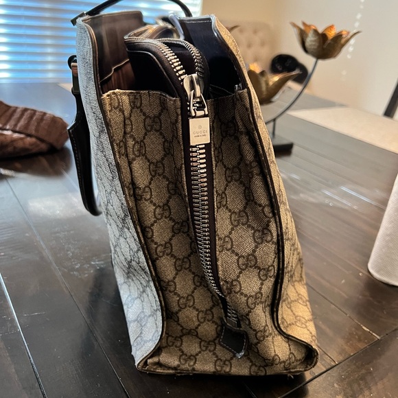 Authentic GUCCI GG Supreme Briefcase.  Brown Trim. - Picture 2 of 7